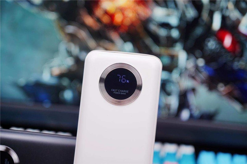 解决未带充电线的痛点，台电E20Pro-K小双辫移动电源，不错！