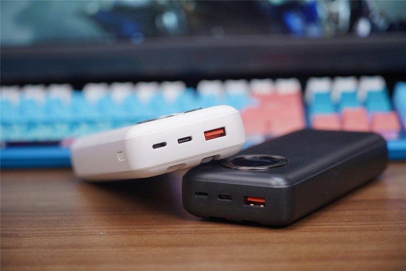 解决未带充电线的痛点，台电E20Pro-K小双辫移动电源，不错！