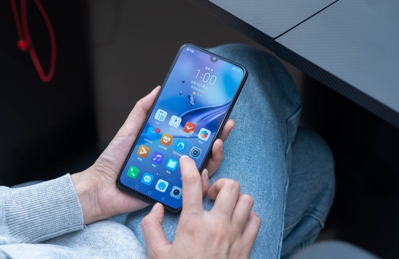 极致手感，66W快充，同价位无敌手，荣耀Play5测评