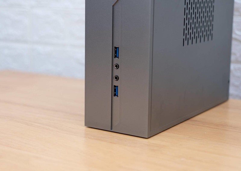 AMD超强APU加持，仅6L的极夜T660S，比DIY还给力