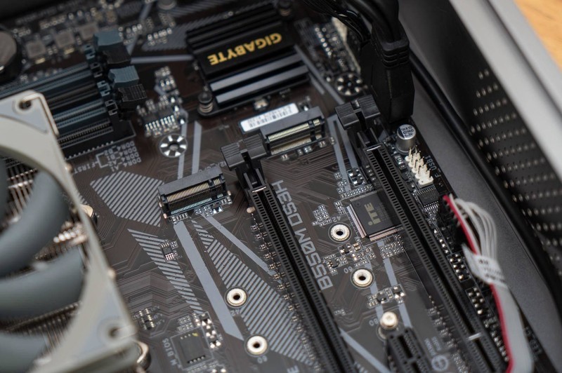 AMD超强APU加持，仅6L的极夜T660S，比DIY还给力