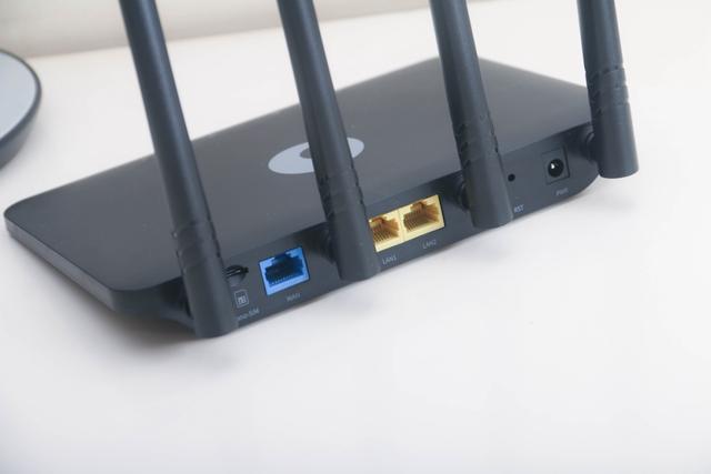 蒲公英X4C无线路由：插卡即用，智能组网，没有宽带再也不愁