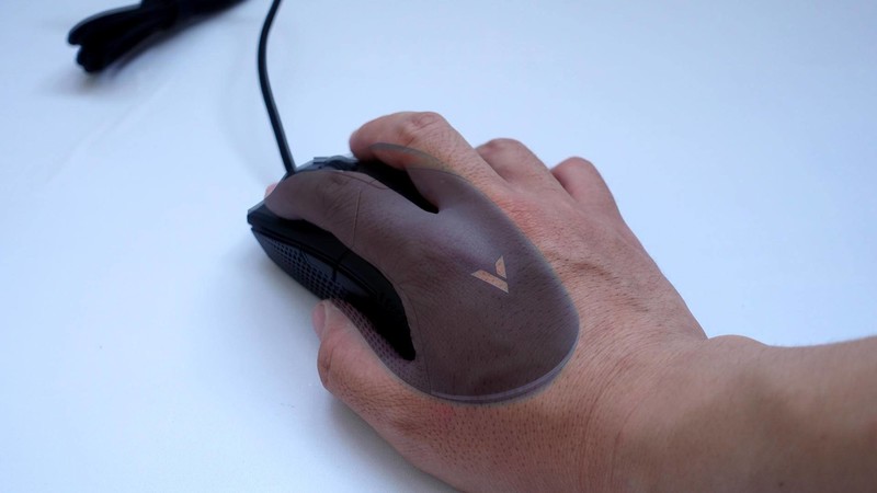 雷柏V30幻彩RGB游戏鼠标体验：曲线饱满，手感舒适