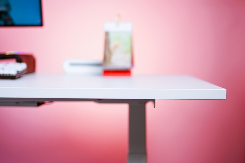 简单易用 坐站交替 极创悠品电动升降桌