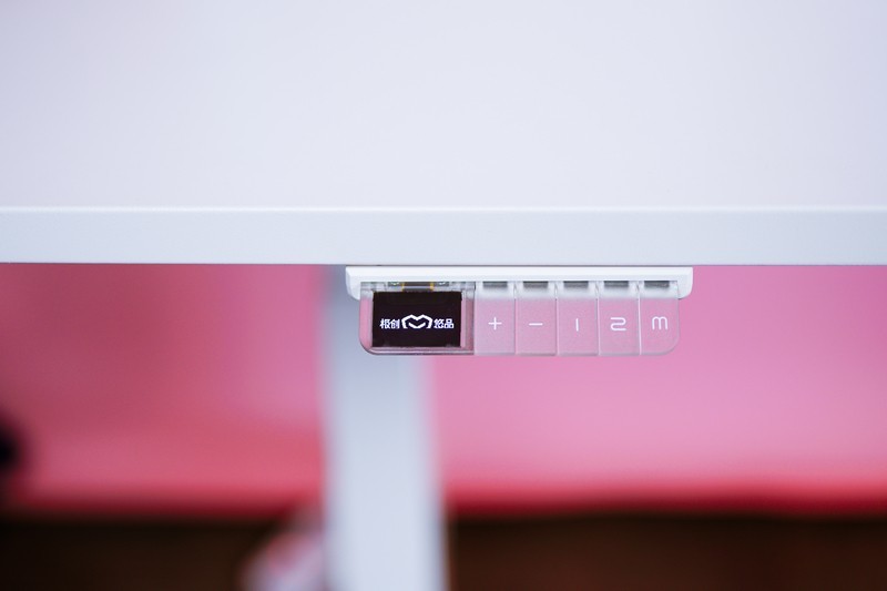 简单易用 坐站交替 极创悠品电动升降桌