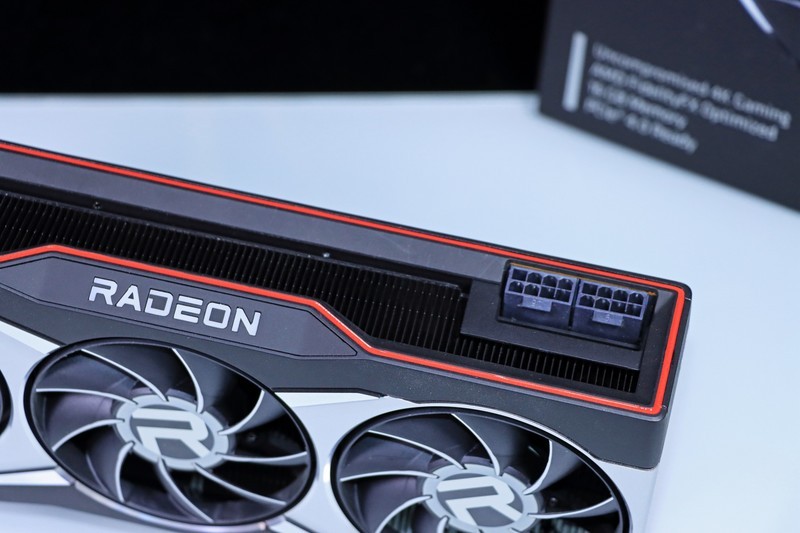 5800X 与 11700K 哪个更适合 CSGO 这一类对抗性较高的游戏呢？