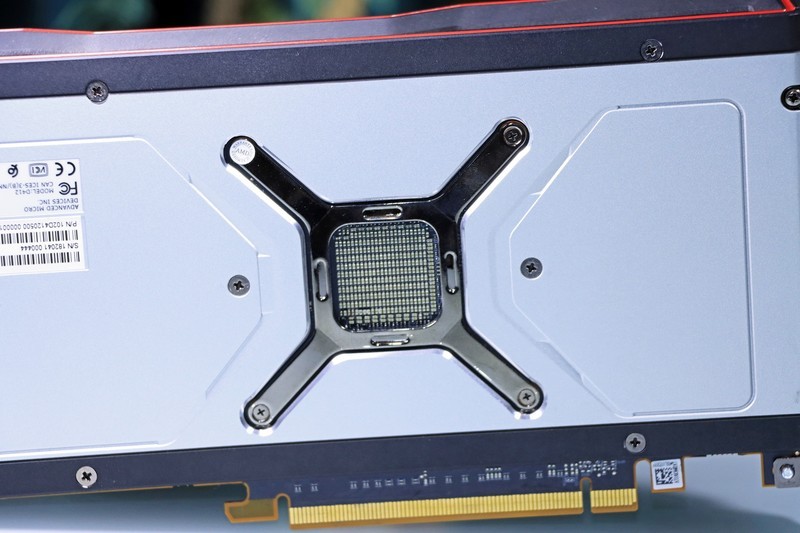 5800X 与 11700K 哪个更适合 CSGO 这一类对抗性较高的游戏呢？