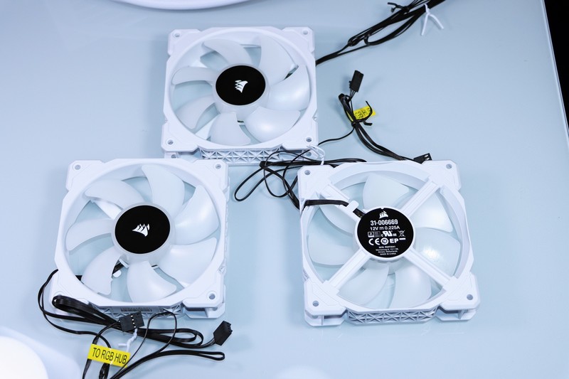 5800X 与 11700K 哪个更适合 CSGO 这一类对抗性较高的游戏呢？