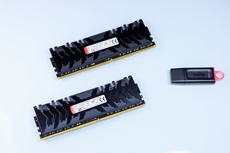 5800X 与 11700K 哪个更适合 CSGO 这一类对抗性较高的游戏呢？