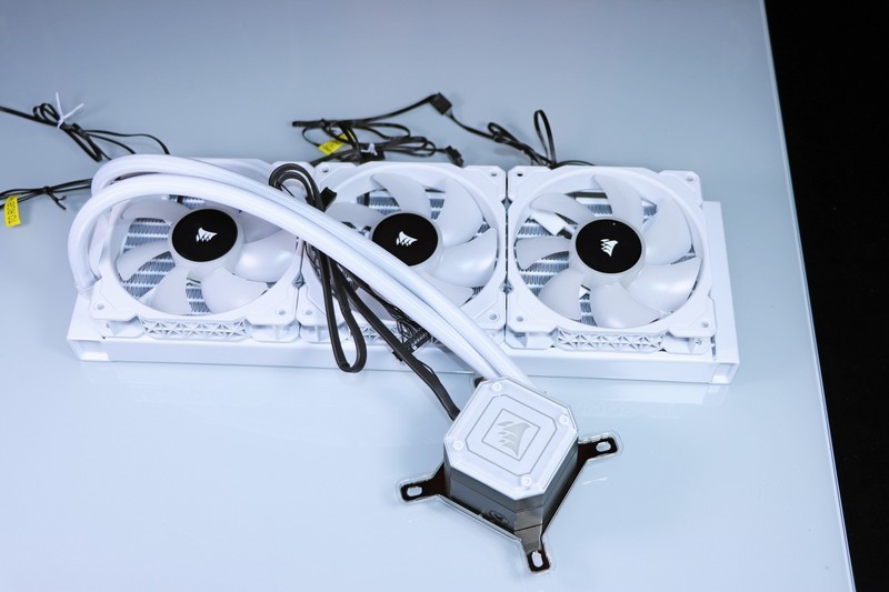 5800X 与 11700K 哪个更适合 CSGO 这一类对抗性较高的游戏呢？