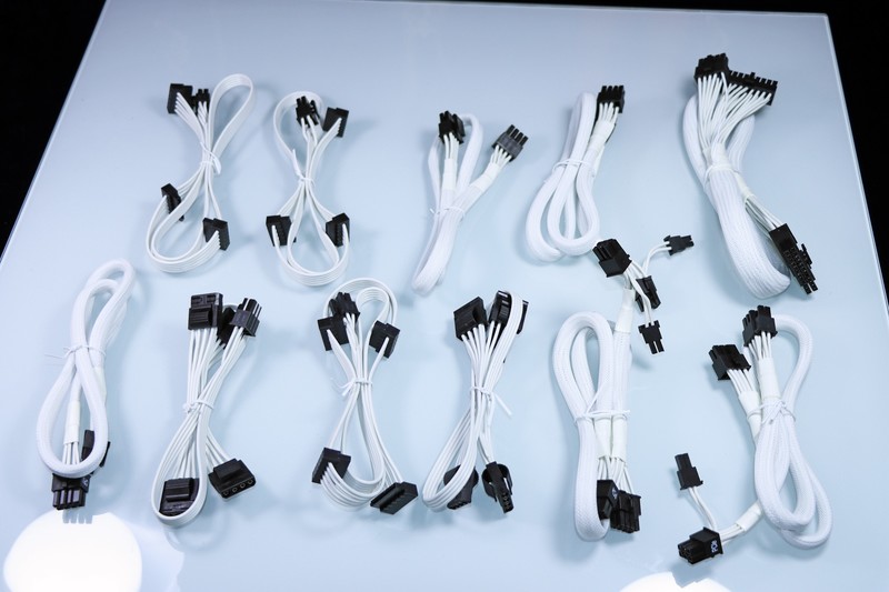 5800X 与 11700K 哪个更适合 CSGO 这一类对抗性较高的游戏呢？