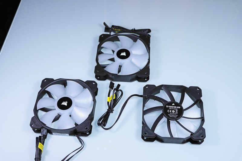 5800X 与 11700K 哪个更适合 CSGO 这一类对抗性较高的游戏呢？