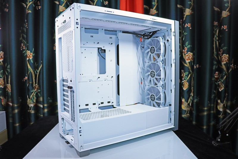 5800X 与 11700K 哪个更适合 CSGO 这一类对抗性较高的游戏呢？