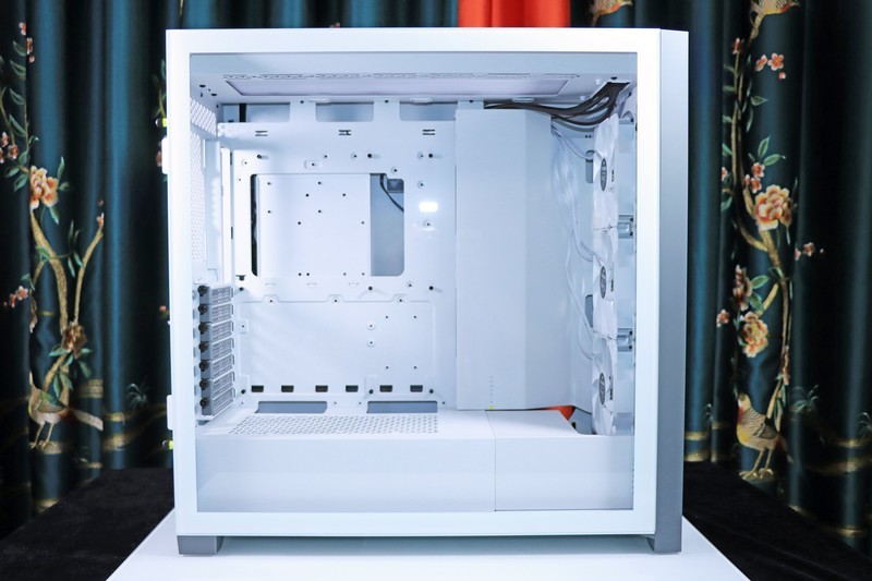 5800X 与 11700K 哪个更适合 CSGO 这一类对抗性较高的游戏呢？