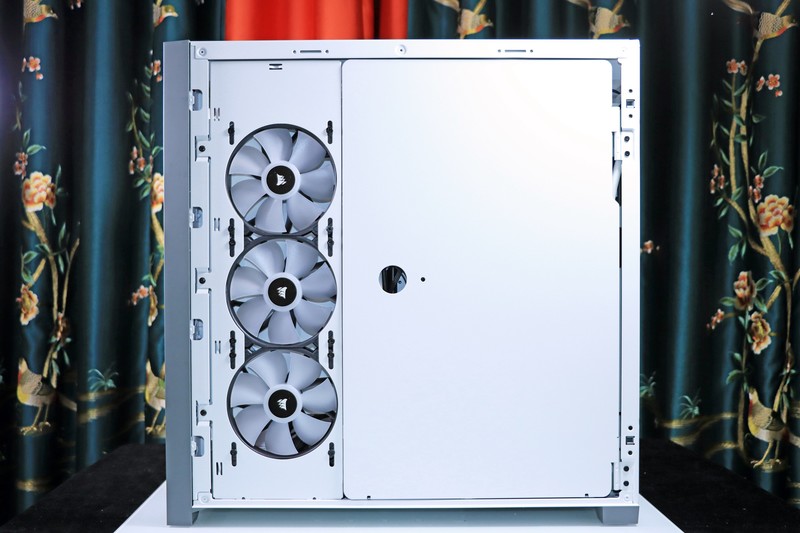 5800X 与 11700K 哪个更适合 CSGO 这一类对抗性较高的游戏呢？