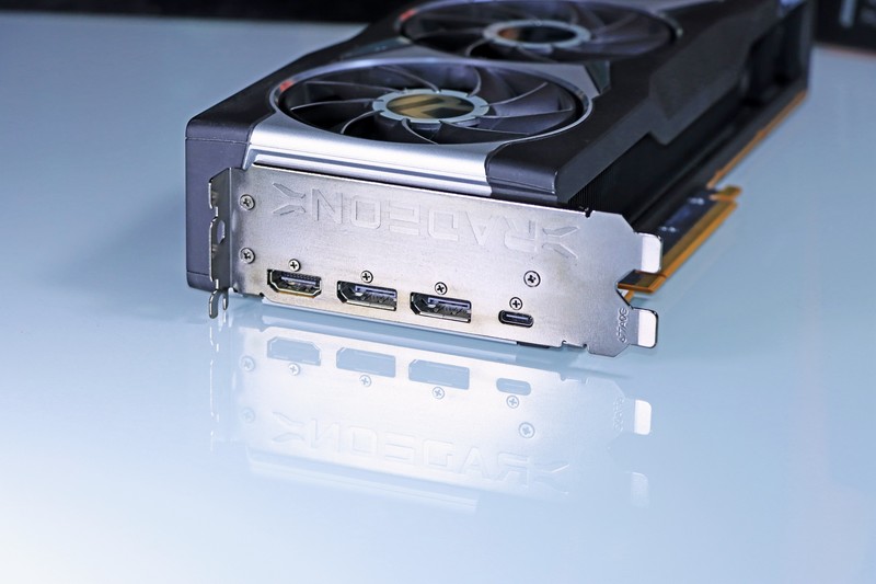 5800X 与 11700K 哪个更适合 CSGO 这一类对抗性较高的游戏呢？