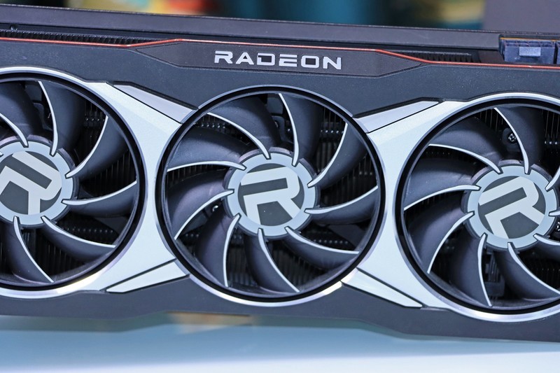 5800X 与 11700K 哪个更适合 CSGO 这一类对抗性较高的游戏呢？