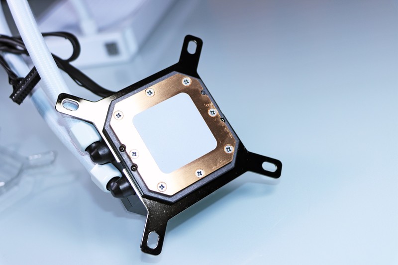 5800X 与 11700K 哪个更适合 CSGO 这一类对抗性较高的游戏呢？