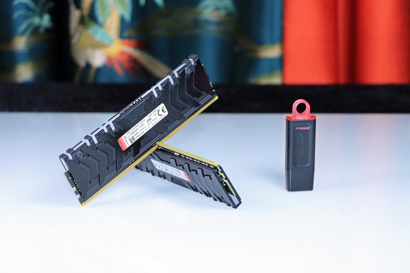 5800X 与 11700K 哪个更适合 CSGO 这一类对抗性较高的游戏呢？