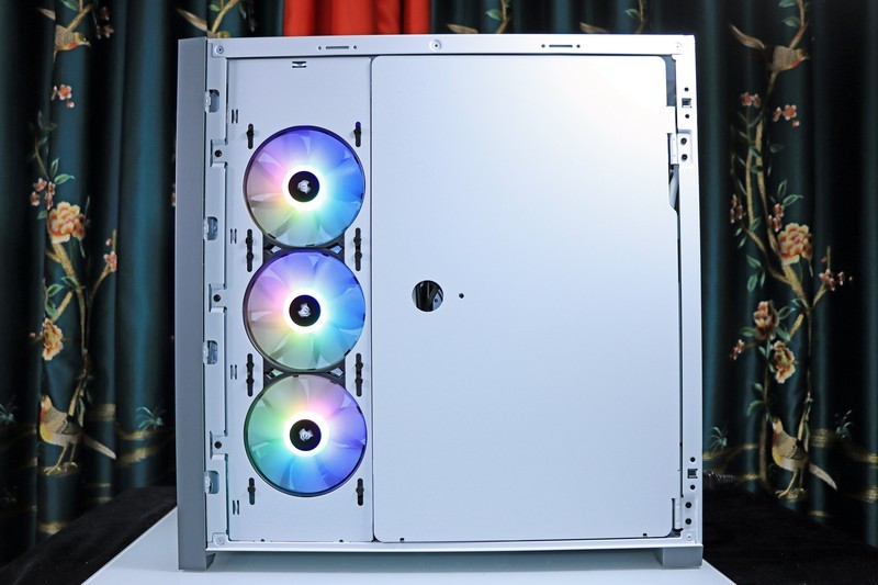 5800X 与 11700K 哪个更适合 CSGO 这一类对抗性较高的游戏呢？