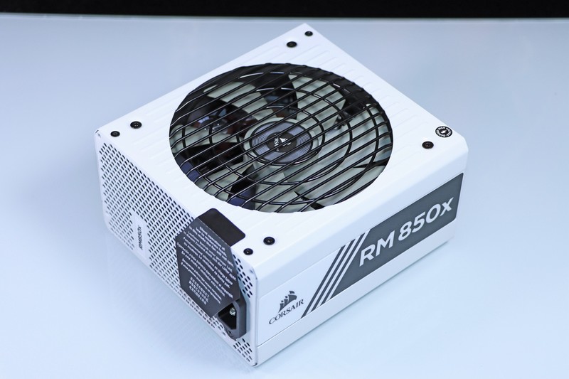 5800X 与 11700K 哪个更适合 CSGO 这一类对抗性较高的游戏呢？