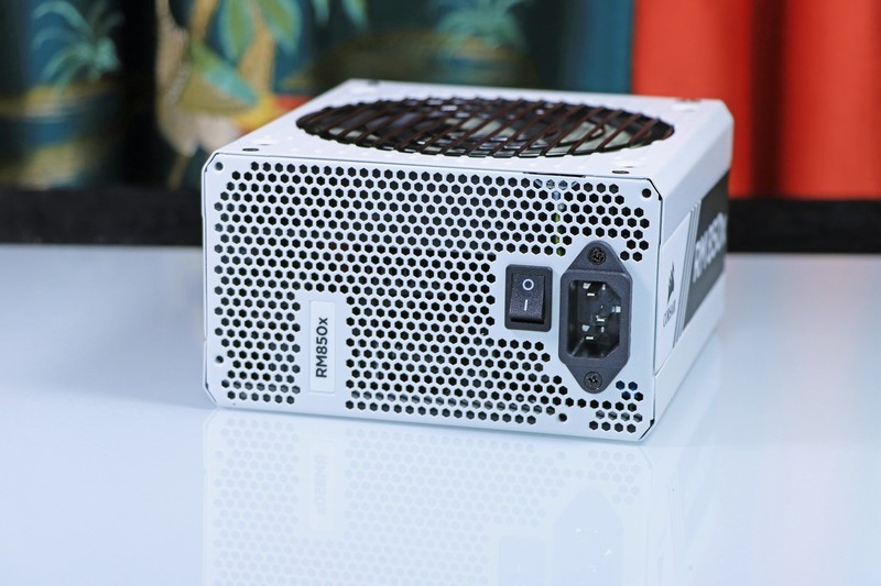 5800X 与 11700K 哪个更适合 CSGO 这一类对抗性较高的游戏呢？