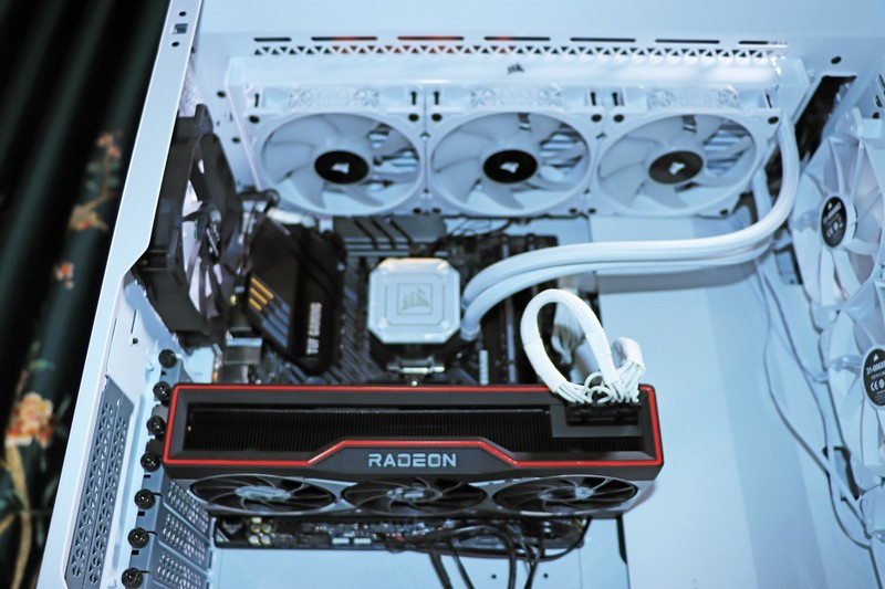 5800X 与 11700K 哪个更适合 CSGO 这一类对抗性较高的游戏呢？