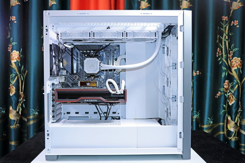 5800X 与 11700K 哪个更适合 CSGO 这一类对抗性较高的游戏呢？