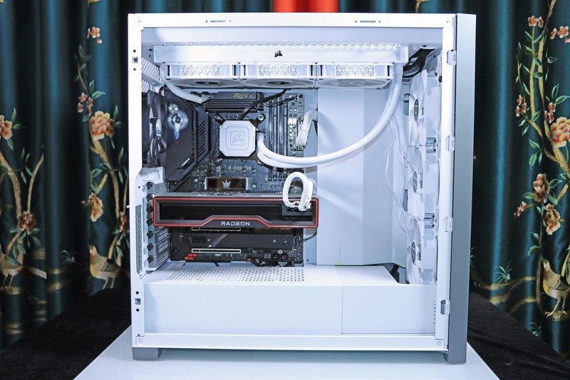 5800X 与 11700K 哪个更适合 CSGO 这一类对抗性较高的游戏呢？