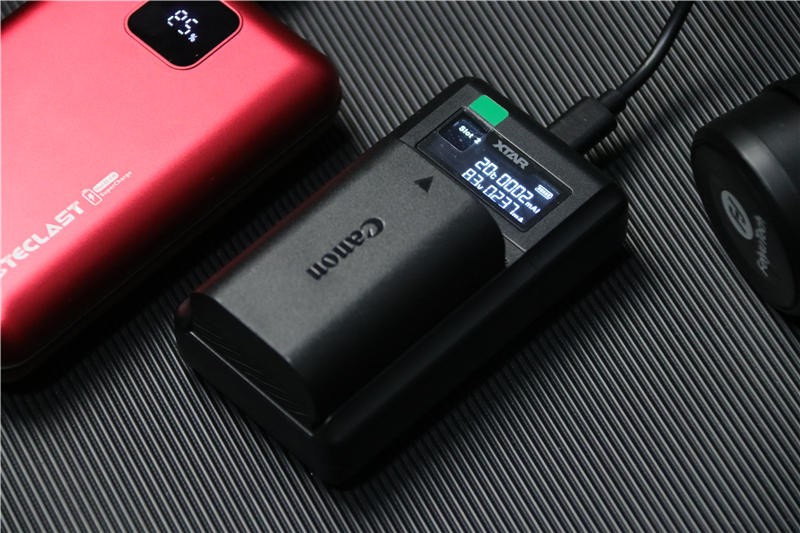 相机电池没电怎么办？充电宝也能充！XTAR VN2充电器体验