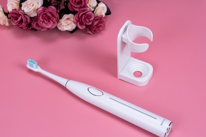 牙齿敏感刷牙总痛，用了扉乐“TIE”电动牙刷，总算是改善不少