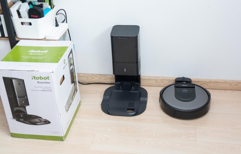 夏天光脚走真得劲！iRobot i7扫地机器人配集尘底座，打扫更轻松