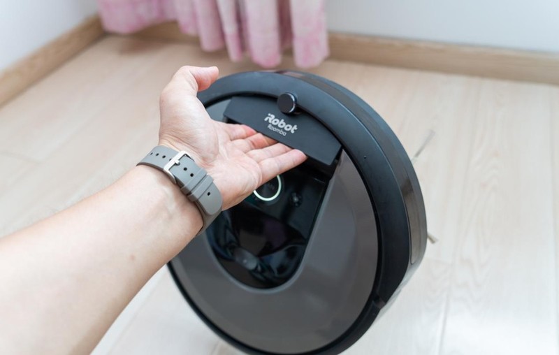 夏天光脚走真得劲！iRobot i7扫地机器人配集尘底座，打扫更轻松