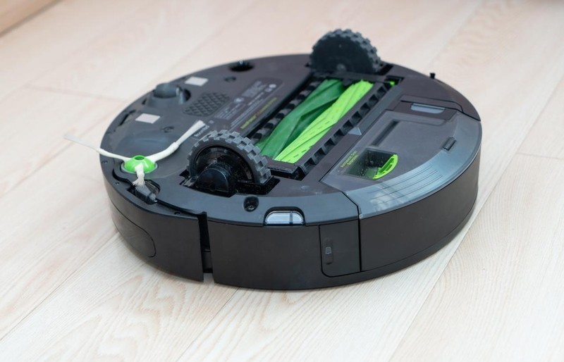 夏天光脚走真得劲！iRobot i7扫地机器人配集尘底座，打扫更轻松