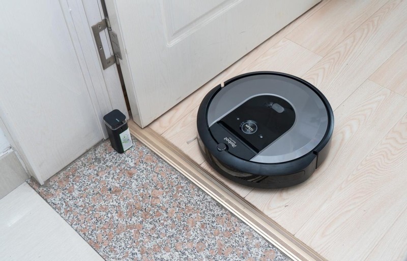 夏天光脚走真得劲！iRobot i7扫地机器人配集尘底座，打扫更轻松