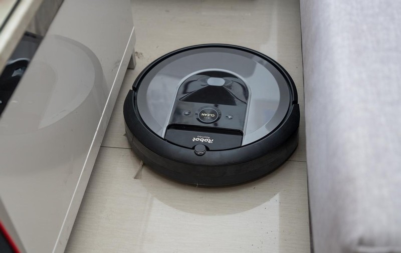 夏天光脚走真得劲！iRobot i7扫地机器人配集尘底座，打扫更轻松