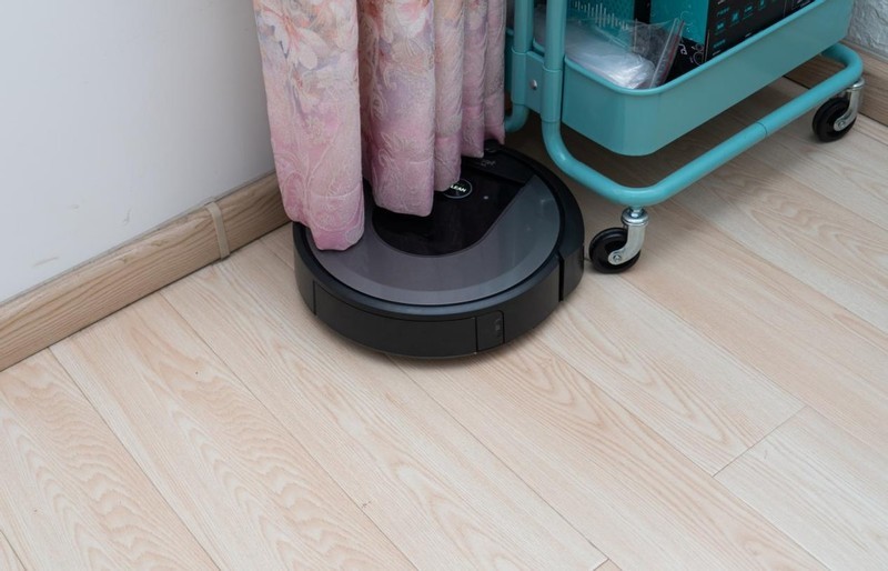 夏天光脚走真得劲！iRobot i7扫地机器人配集尘底座，打扫更轻松