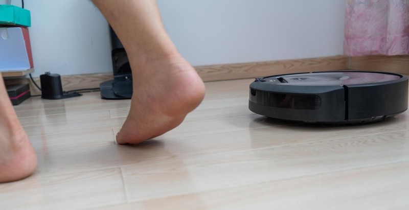 夏天光脚走真得劲！iRobot i7扫地机器人配集尘底座，打扫更轻松