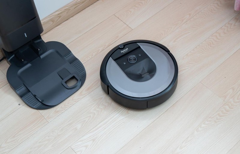 夏天光脚走真得劲！iRobot i7扫地机器人配集尘底座，打扫更轻松