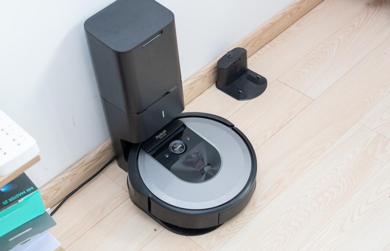 夏天光脚走真得劲！iRobot i7扫地机器人配集尘底座，打扫更轻松
