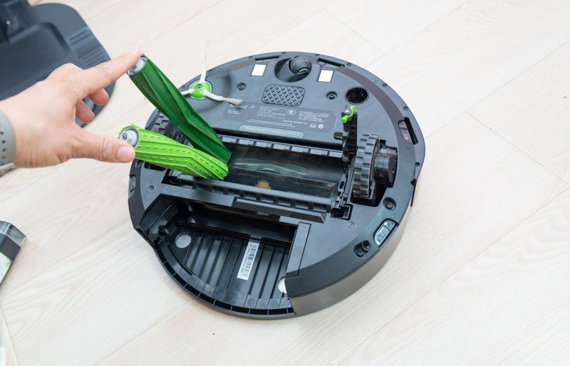 夏天光脚走真得劲！iRobot i7扫地机器人配集尘底座，打扫更轻松