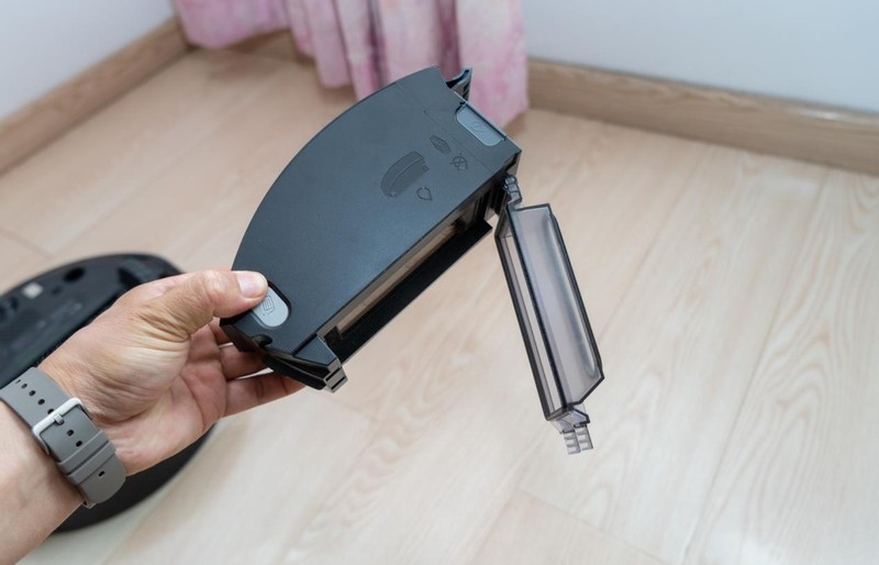 夏天光脚走真得劲！iRobot i7扫地机器人配集尘底座，打扫更轻松