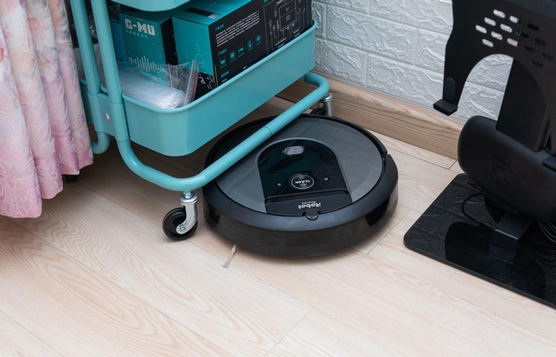 夏天光脚走真得劲！iRobot i7扫地机器人配集尘底座，打扫更轻松
