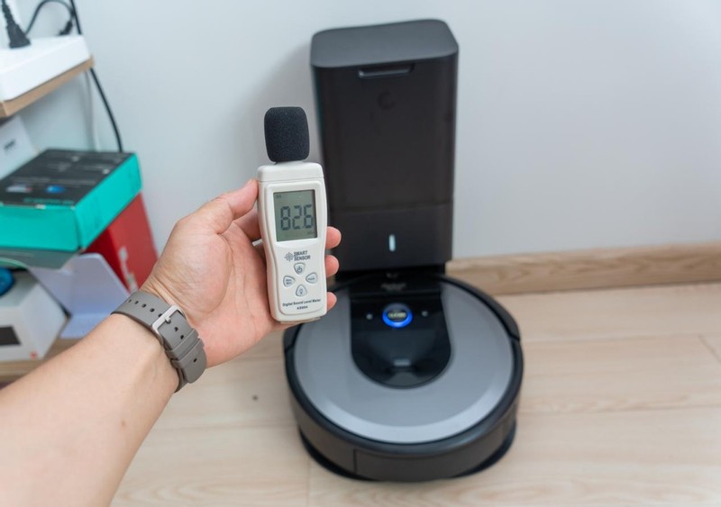 夏天光脚走真得劲！iRobot i7扫地机器人配集尘底座，打扫更轻松