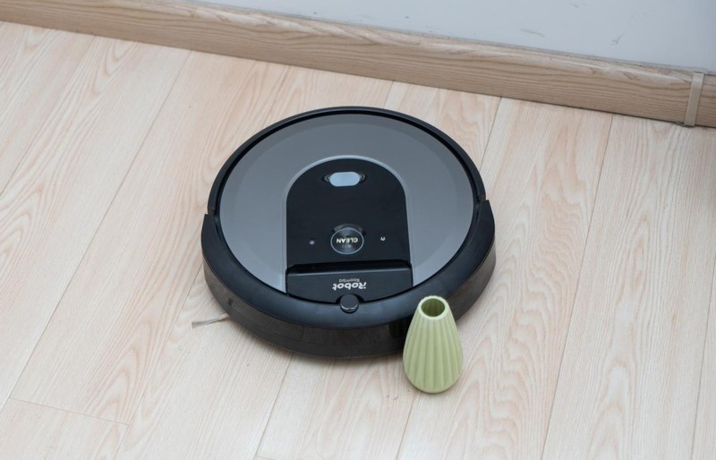 夏天光脚走真得劲！iRobot i7扫地机器人配集尘底座，打扫更轻松