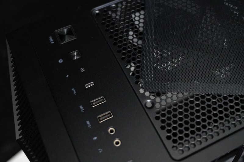 微星氪金文明用语新品，MPG GUNGNIR 110R中塔机箱