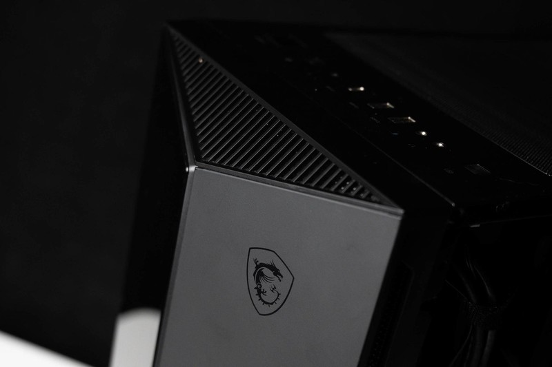 微星氪金文明用语新品，MPG GUNGNIR 110R中塔机箱