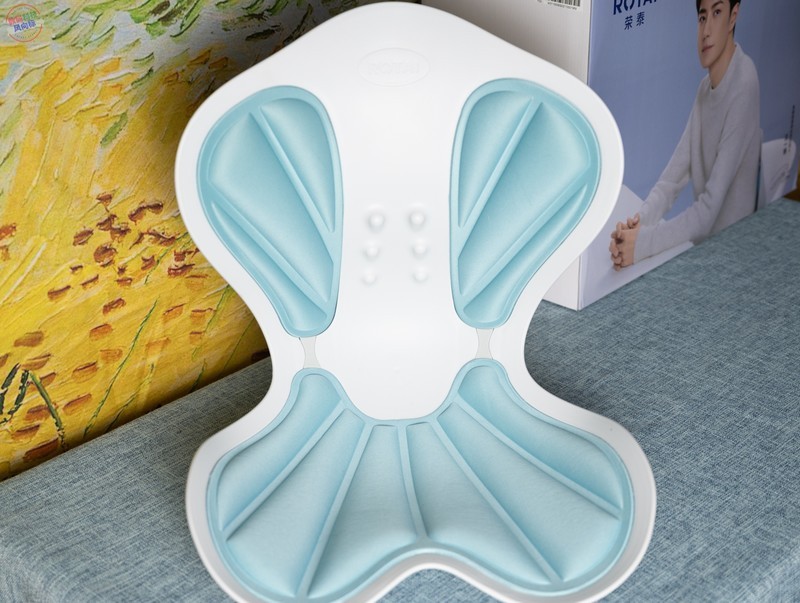 随处可用的坐姿小帮手，还能按摩热敷，荣泰P30按摩坐垫体验