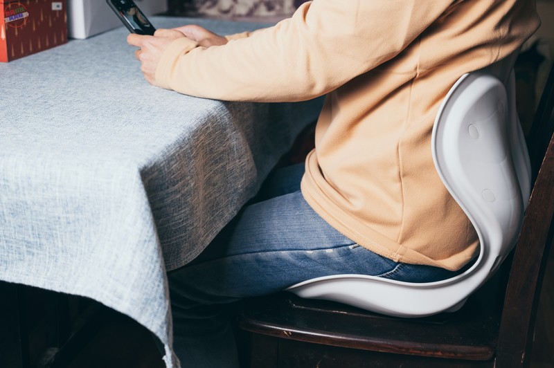 随处可用的坐姿小帮手，还能按摩热敷，荣泰P30按摩坐垫体验