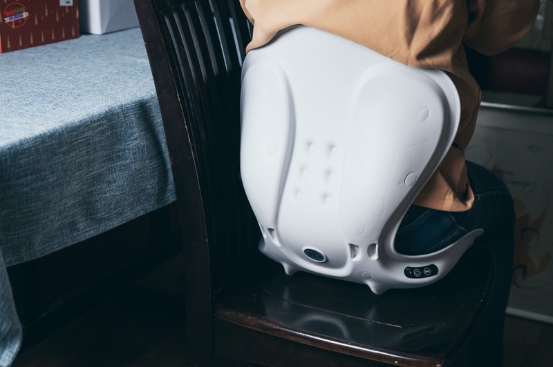 随处可用的坐姿小帮手，还能按摩热敷，荣泰P30按摩坐垫体验